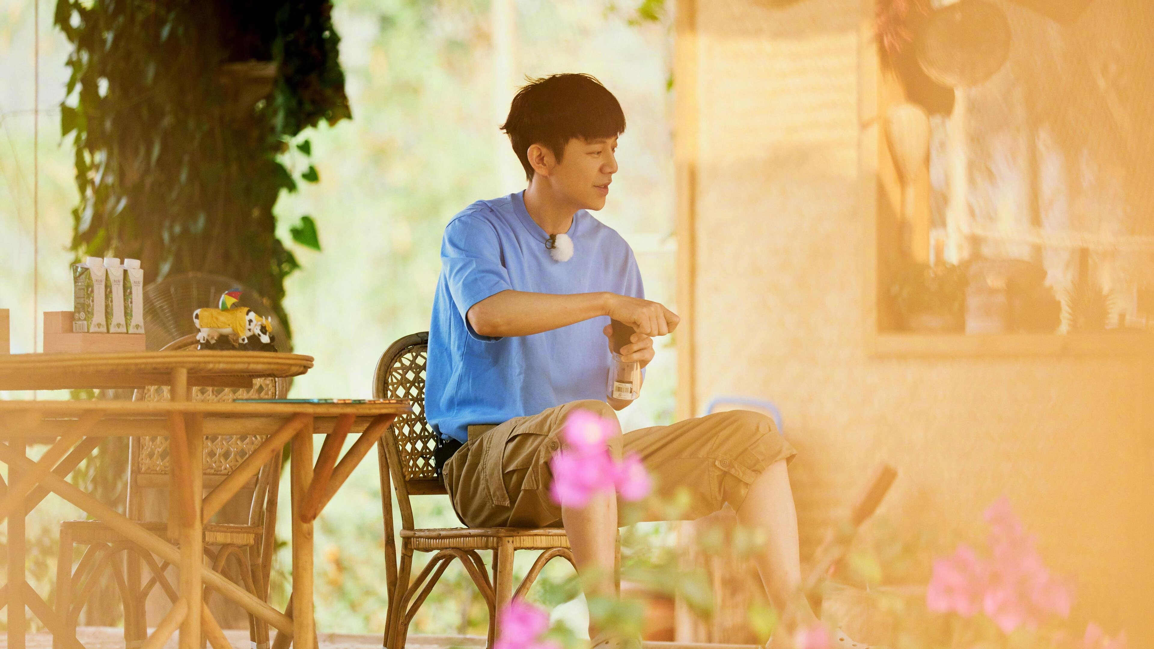 “足球公益跑赛事在全国多城同步举行，倡导健康生活”，足球公益活动